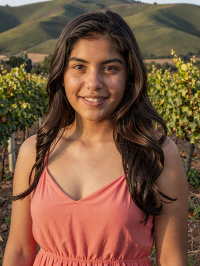 Yessenia, 24, Bolivian single from wine country Tarija open to international dating