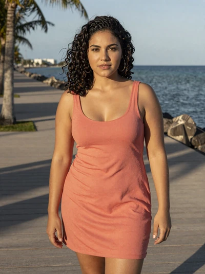 Daniela, 29, verified Dominican single from Santo Domingo on a tropical boardwalk at golden hour